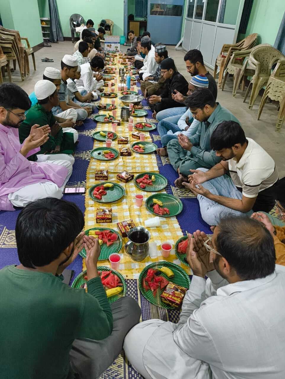 Jamshedpur News : आजादनगर में एसआइओ की इफ्तार में शामिल हुए छात्र