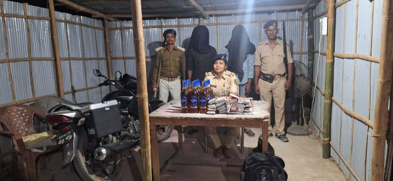 11  लीटर शराब के साथ दो तस्कर गिरफ्तार