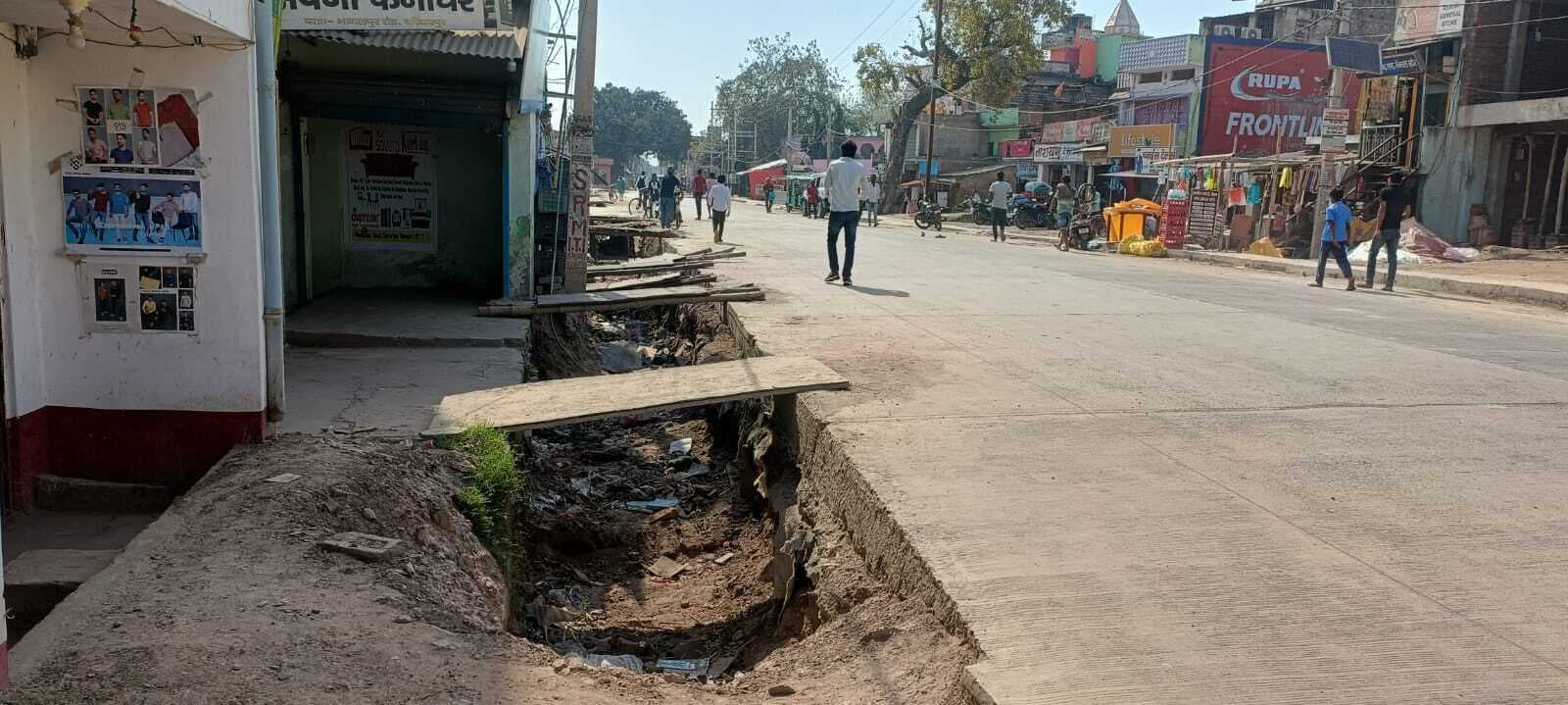 सड़क के दोनों किनारे खोदे गये गड्ढे लोगों के लिए बनी मुसीबत