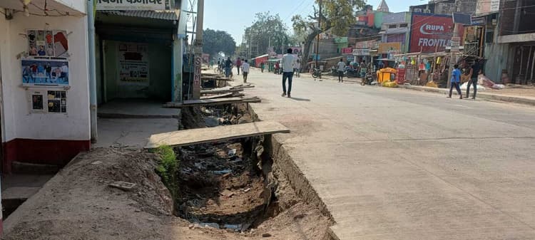 सड़क के दोनों किनारे खोदे गये गड्ढे लोगों के लिए बनी मुसीबत