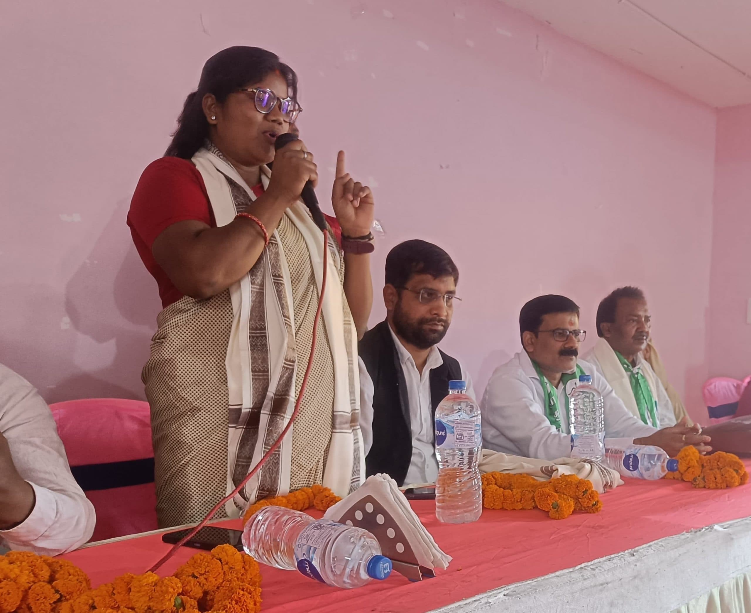 मनिका में झामुमो का कार्यकर्ता सम्मेलन