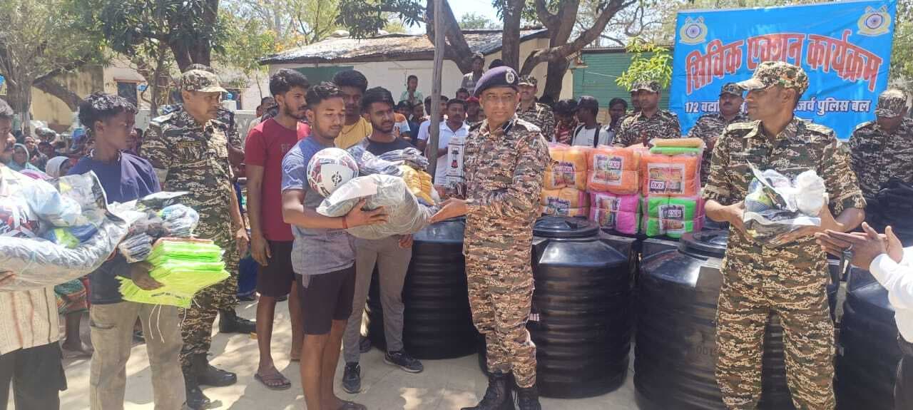 सिविक एक्शन प्रोग्राम के तहत खेल सामग्री का वितरण