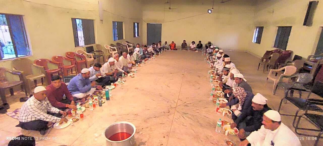 दावत-ए- इफ्तार में मांगी अमन व शांति की दुआ