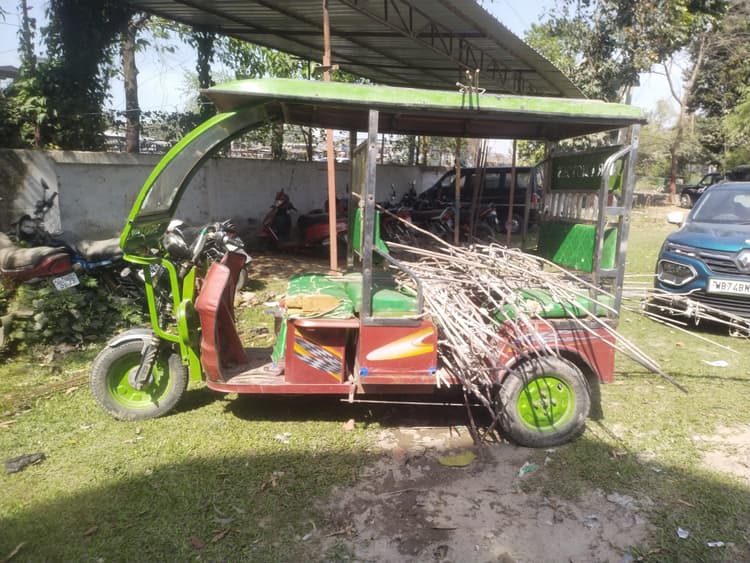 चोरी के छड़ के साथ तीन चोर गिरफ्तार