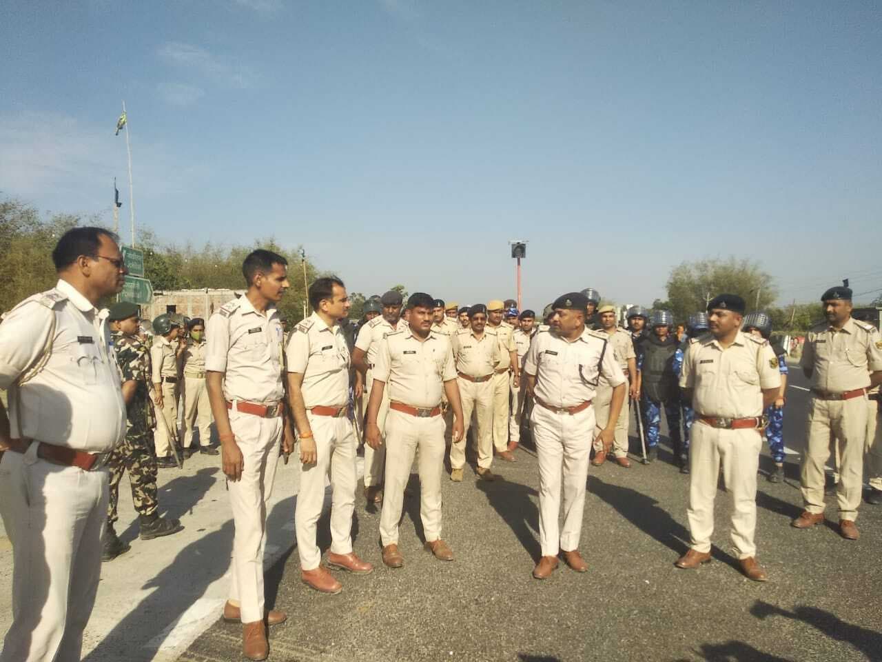 सड़क दुर्घटना में घायल महिला की मौत, पुलिस ने निकाला फ्लैग मार्च