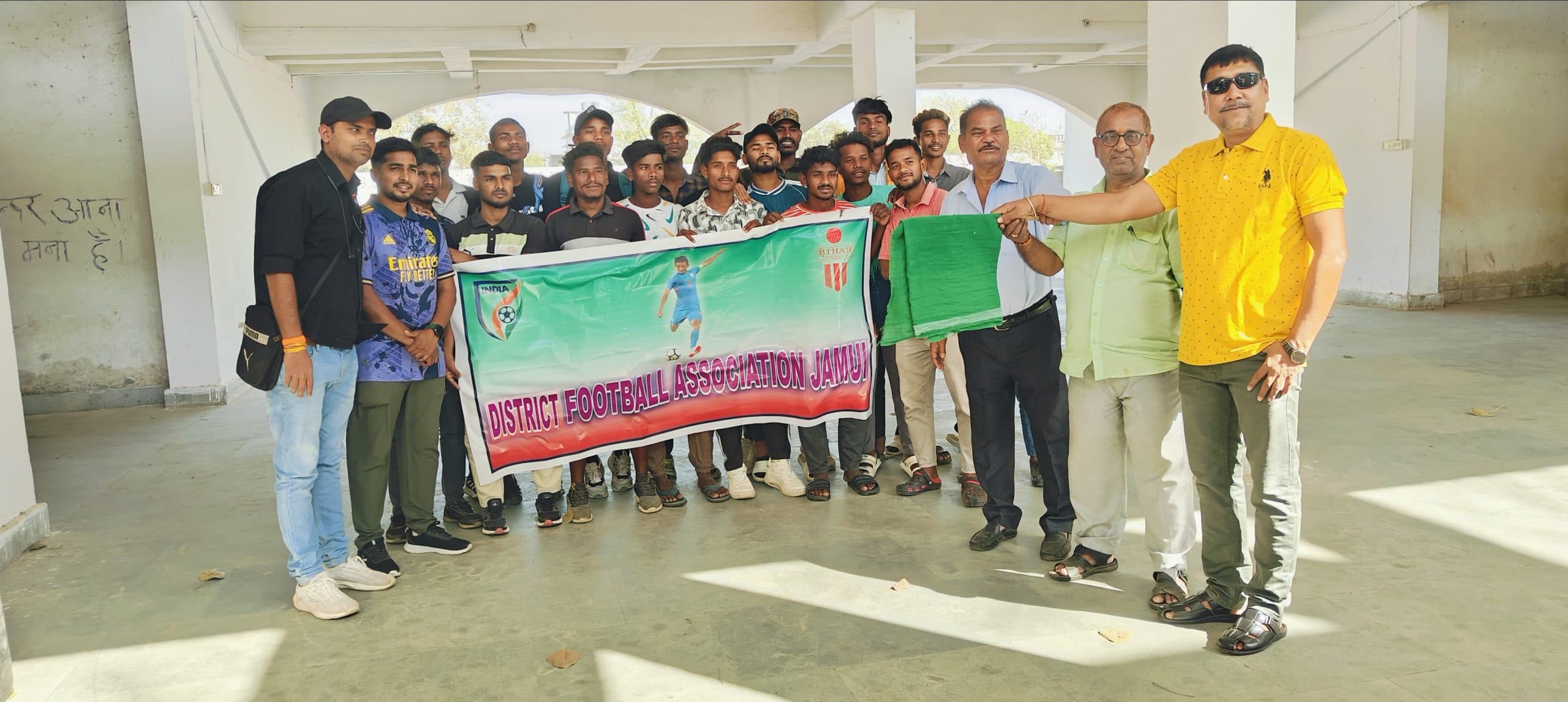 मोइनुल हक फुटबॉल टूर्नामेंट में भाग लेने के लिए जमुई टीम मधुबनी रवाना