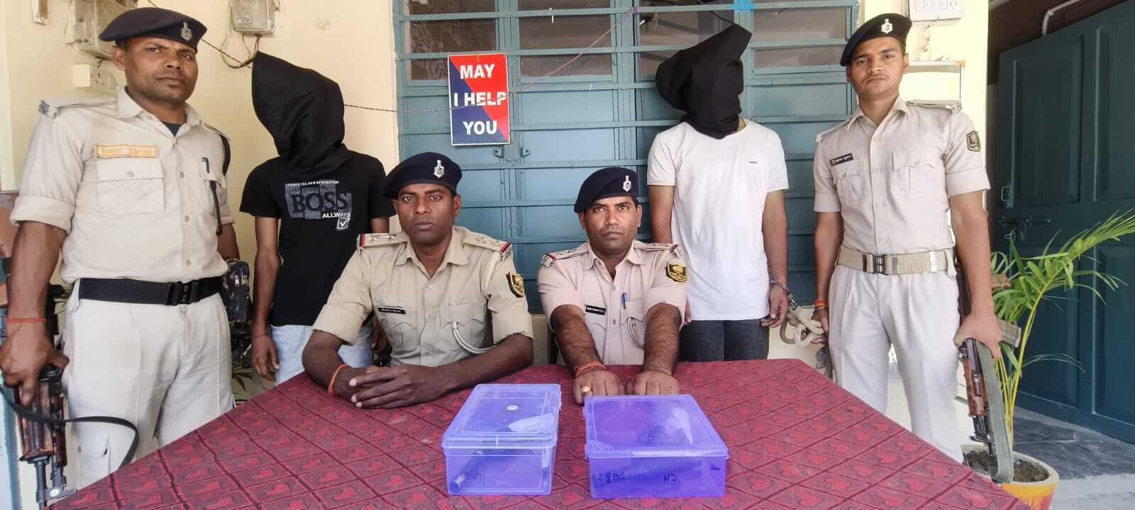 Chhapra News : पुलिस ने दो युवकों को देसी कट्टा और कारतूस के साथ किया गिरफ्तार