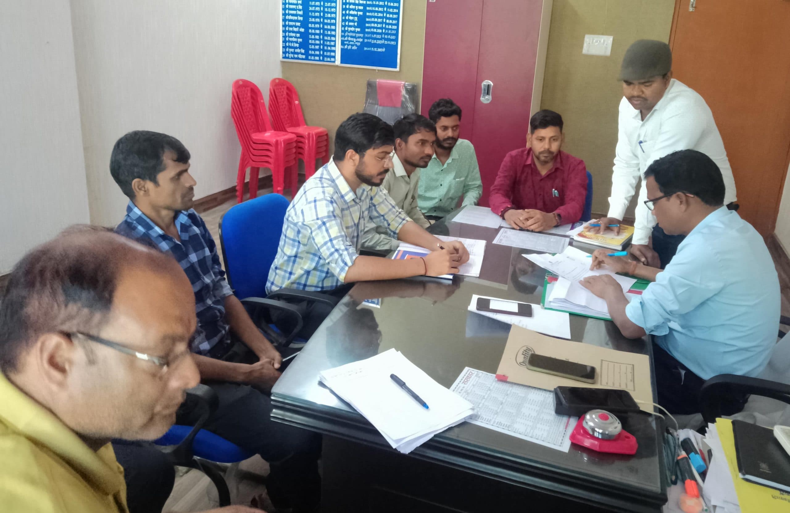 समय पर ऑफिस नहीं पहुंचने वाले कर्मी नपेंगे : बीडीओ