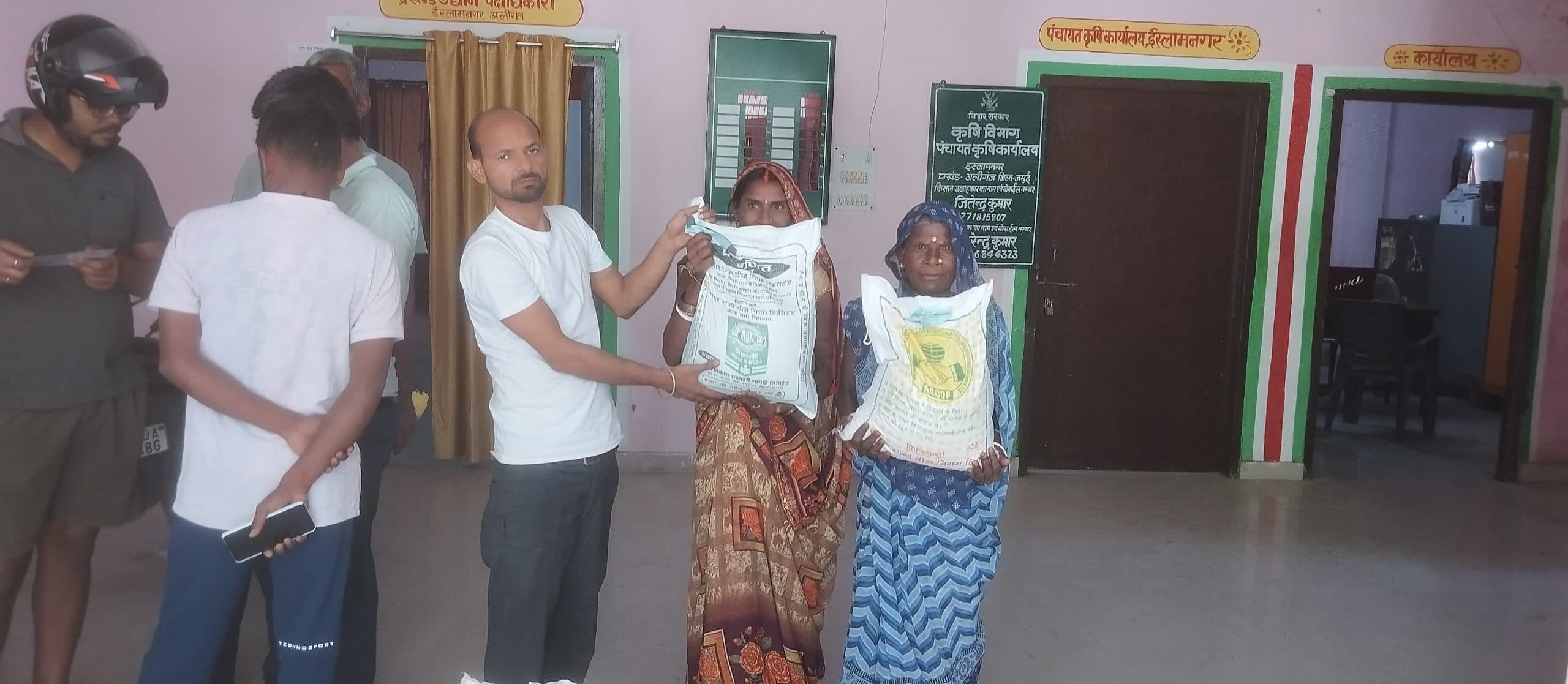 किसानों के बीच बांटे मक्का व मूंग के बीज