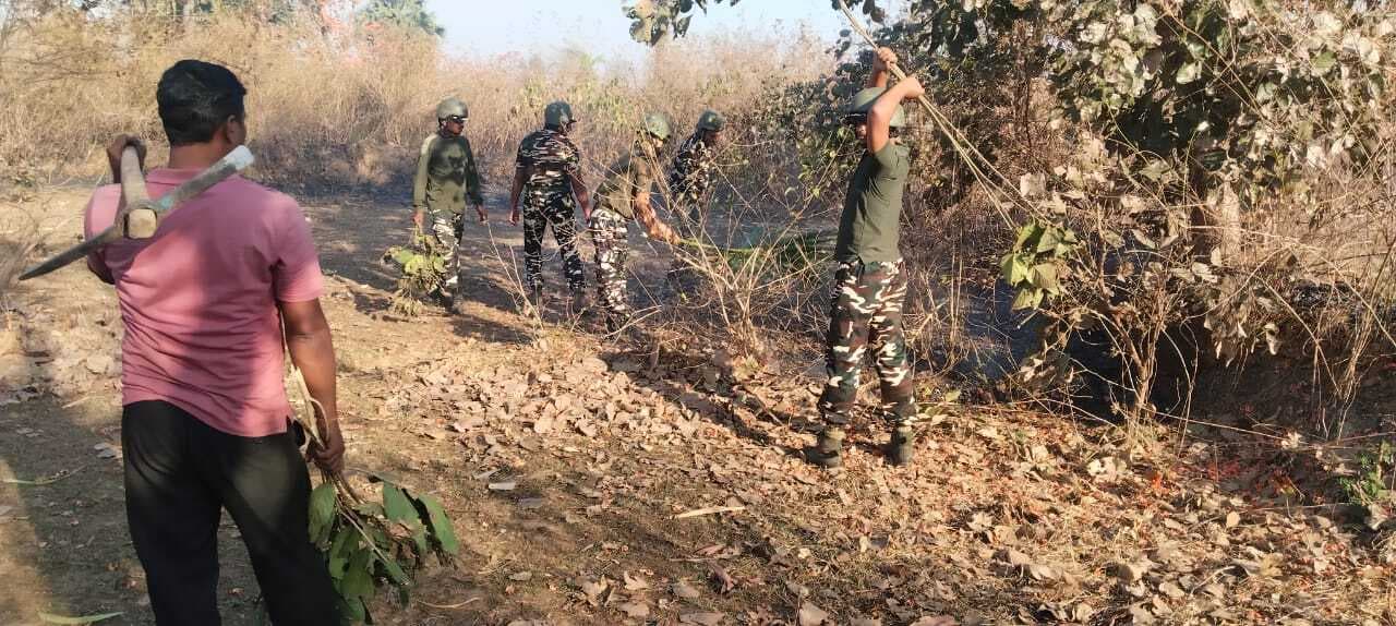 एसएसबी ने झाड़ियों में लगी आग को बुझा मवेशियों की बचायी जान