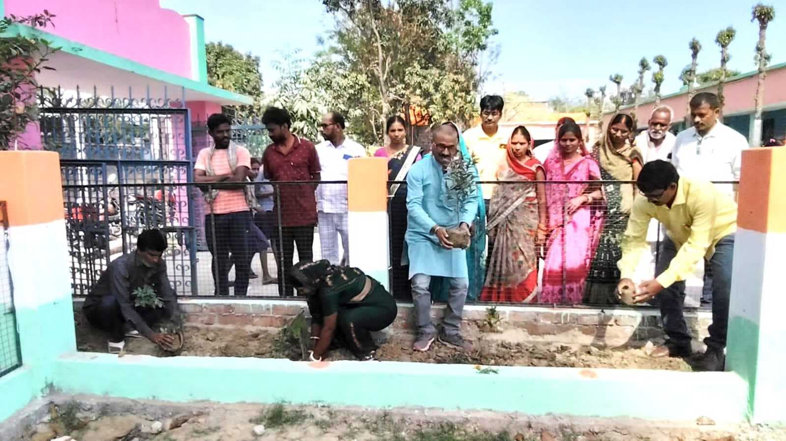 पंचायत समिति मद से हो रहे कार्य का प्रखंड प्रमुख ने लिया जायजा, किया पौधा रोपण