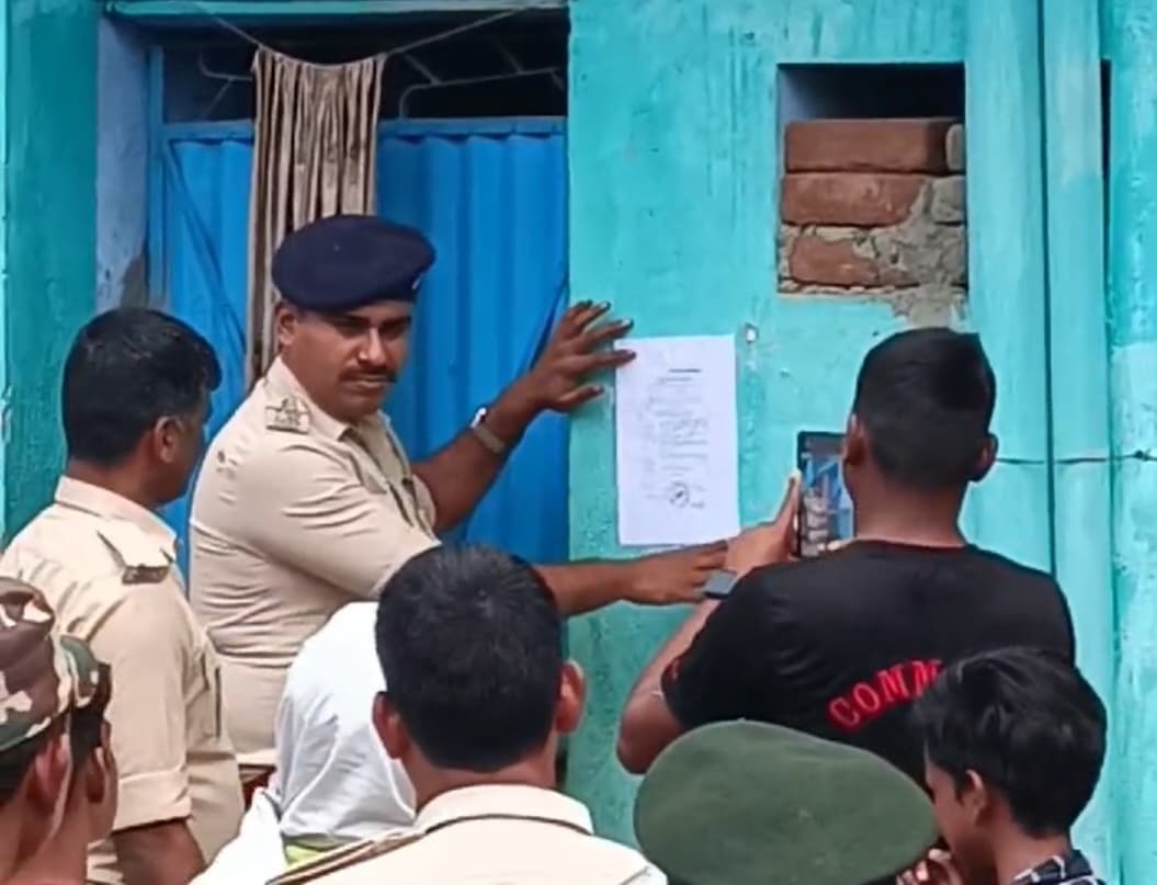 हत्या के प्रयास के आरोपित के घर पुलिस ने चिपकाया इश्तेहार