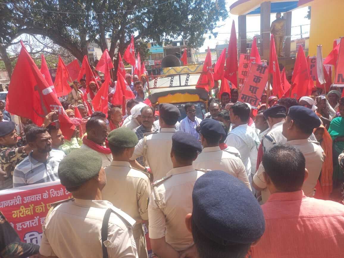 पीएम आवास योजना में अवैध वसूली के खिलाफ भाकपा माले ने किया प्रदर्शन