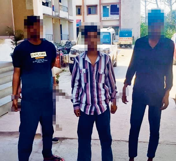 Gopalganj News : धामापाकड़ बाजार में मिठाई दुकान में तोड़फोड़ व हवाई फायरिंग, तीन आरोपित हुए गिरफ्तार