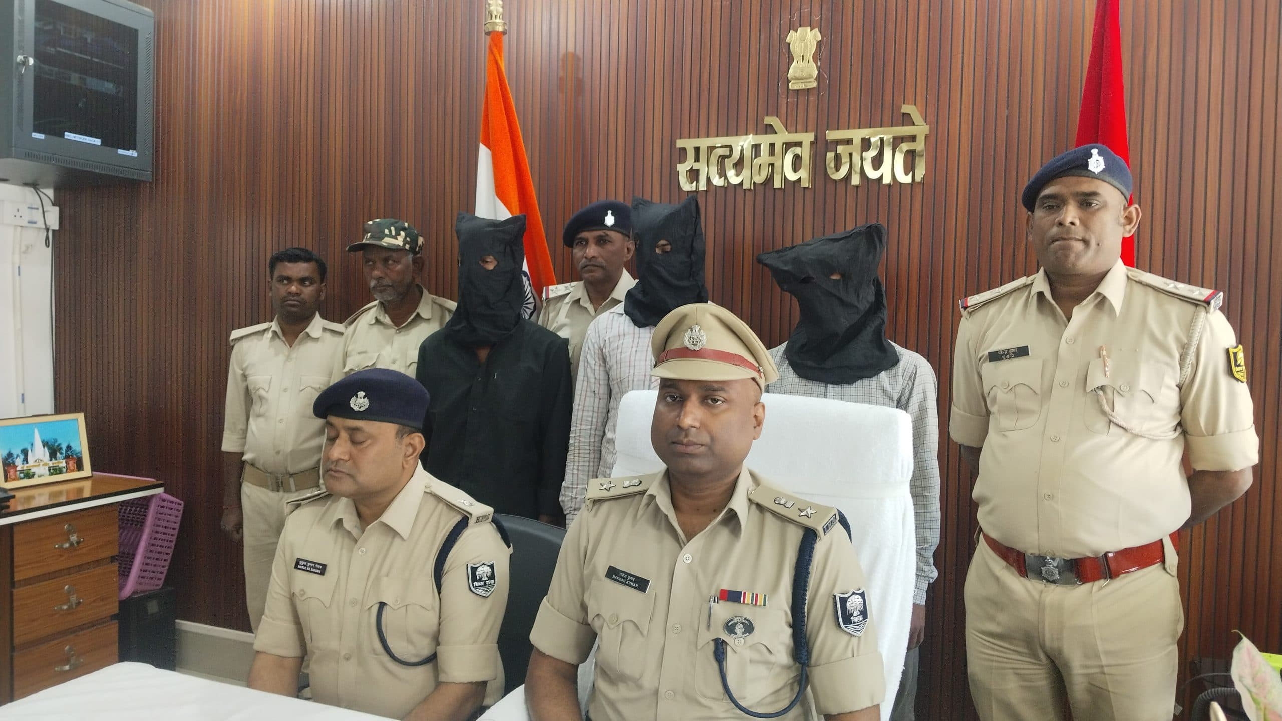 50 हजार रुपये का इनामी बदमाश दो कट्टा व एक दर्जन कारतूस के साथ गिरफ्तार