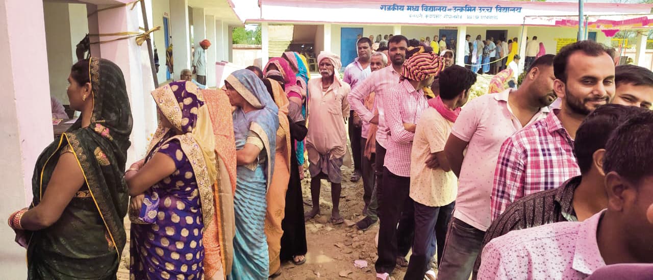 Gopalganj News : भोपतापुर पैक्स में चुनाव को लेकर दिखा उत्साह, 69 फीसदी पड़े वोट