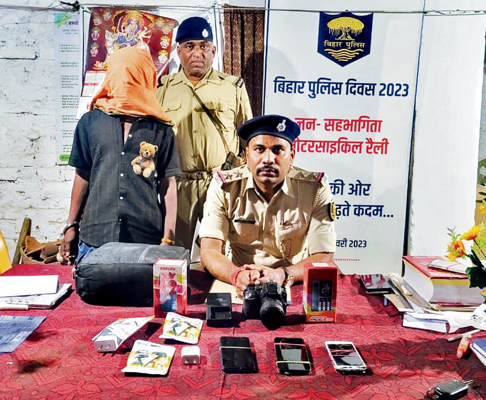 मोबाइल दुकान से चोरी गया सामान बरामद, एक गिरफ्तार