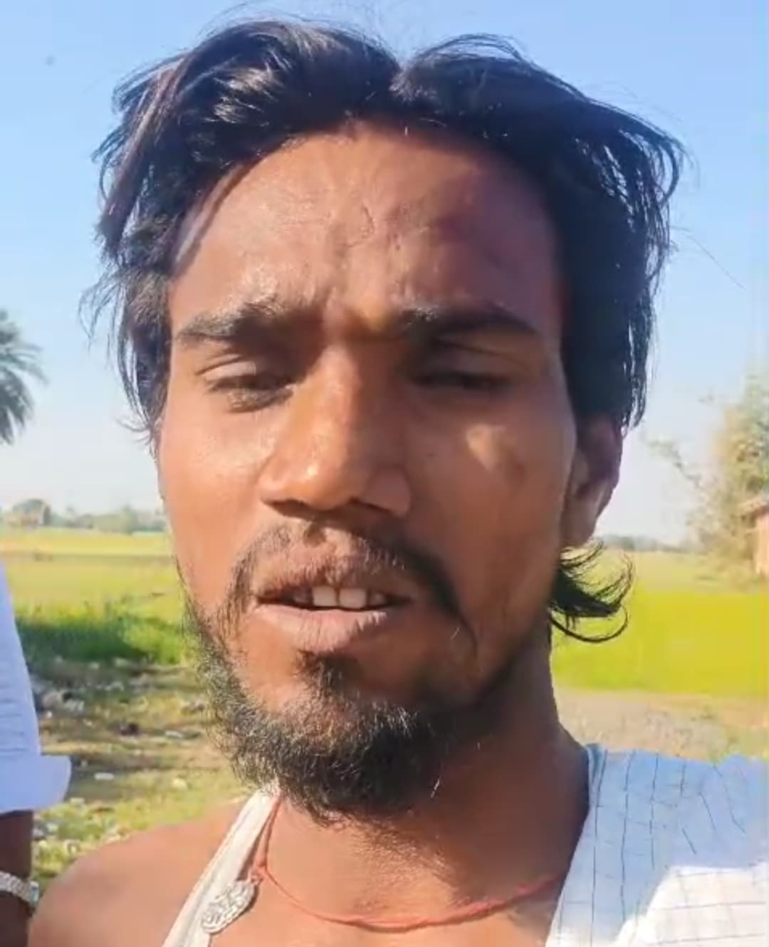 बाइक चोरी कर रहे युवक को ग्रामीणों ने खदेड़कर पकड़ा