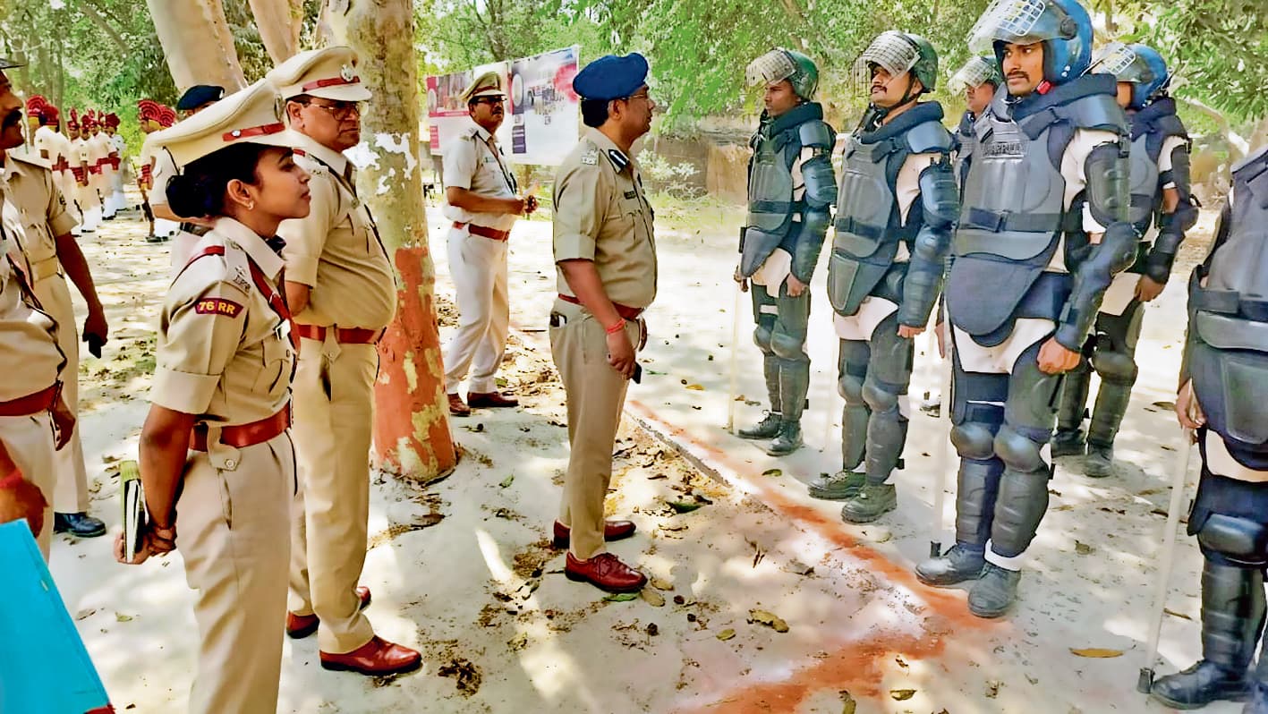 Hajipur News : पुलिस लाइन में डीआइजी को दिया गया गार्ड ऑफ ऑनर, कार्यालयों का किया निरीक्षण