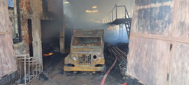 Bokaro News : जरीडीह के सिंह टिंबर गोदाम में लगी भीषण आग, करोड़ों का नुकसान