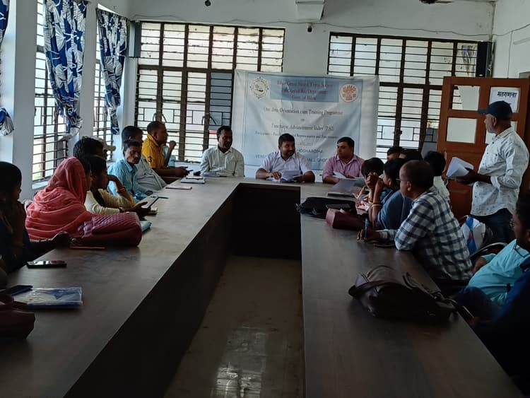 Madhubani News : बीडीओ ने आवास सहायक व विकास मित्रों के साथ बैठक की