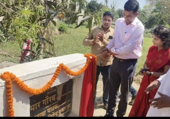 Madhubani News : आंगनबाड़ी केंद्र की रखी आधारशिला