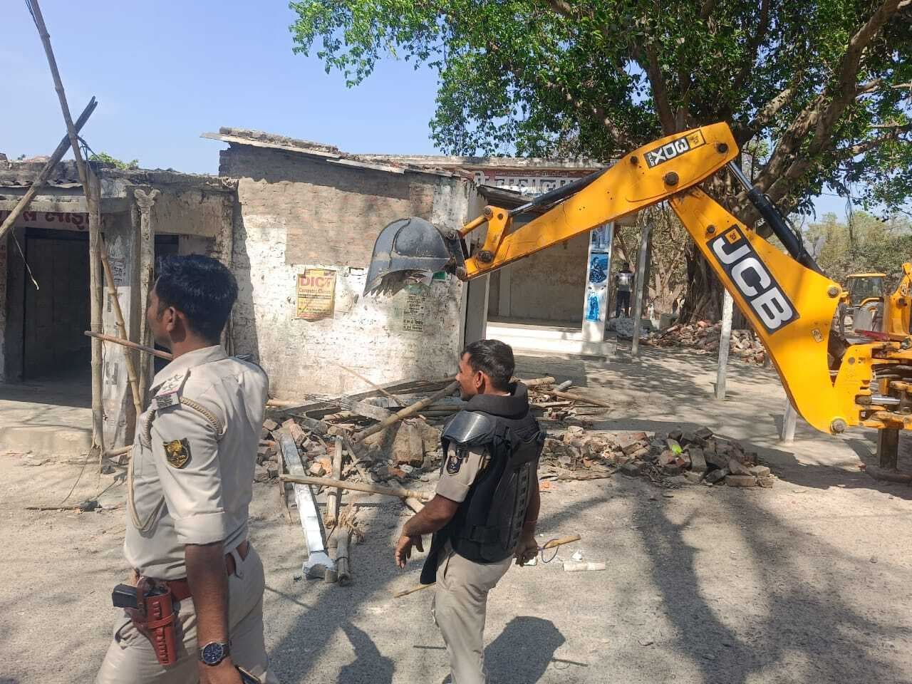 Madhubani News : कोसी प्रोजेक्ट की अतिक्रमित जमीन पर चला प्रशासन का बुलडोजर