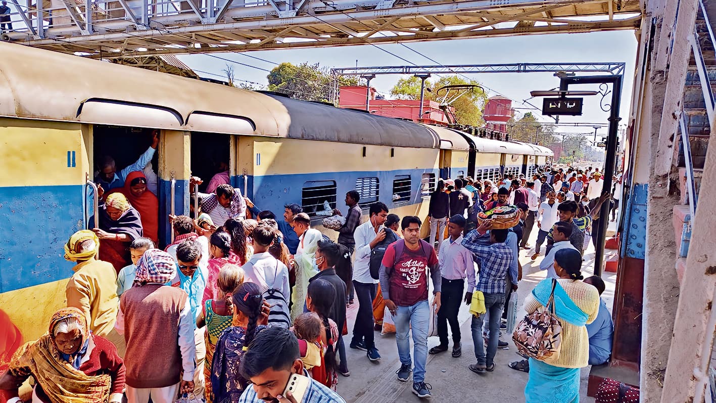 Jehanabad : काम पर लौटने लगे प्रवासी, बसों व ट्रेनों में उमड़ रही लोगों की भीड़