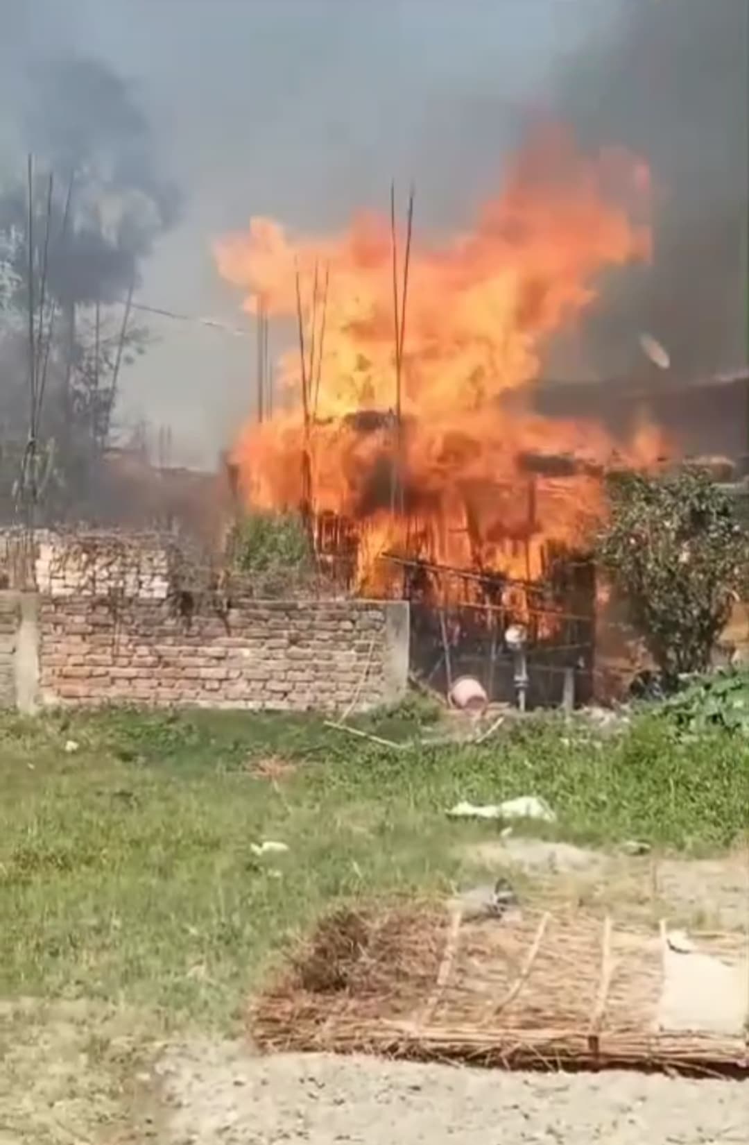 Samastipur News:रानीपड़ती ठीका टोल में आग लगने से दस घर जलकर राख