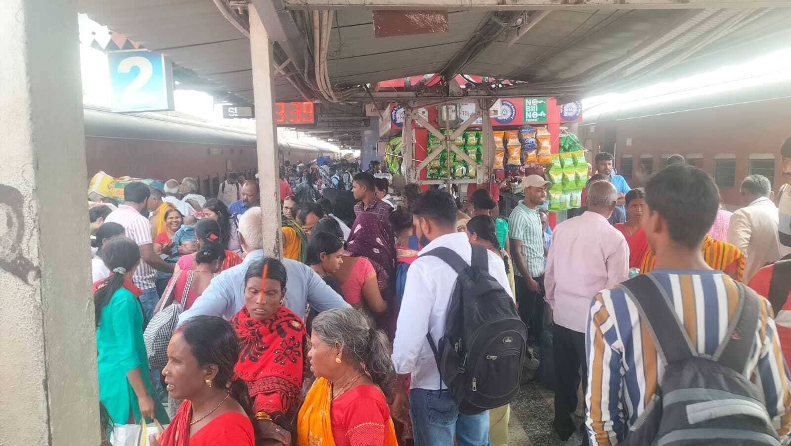 Gaya News : प्रदेशों को जानेवाली ट्रेनों में भीड़ बढ़ी, हर दिन पहुंच रहे एक लाख यात्री