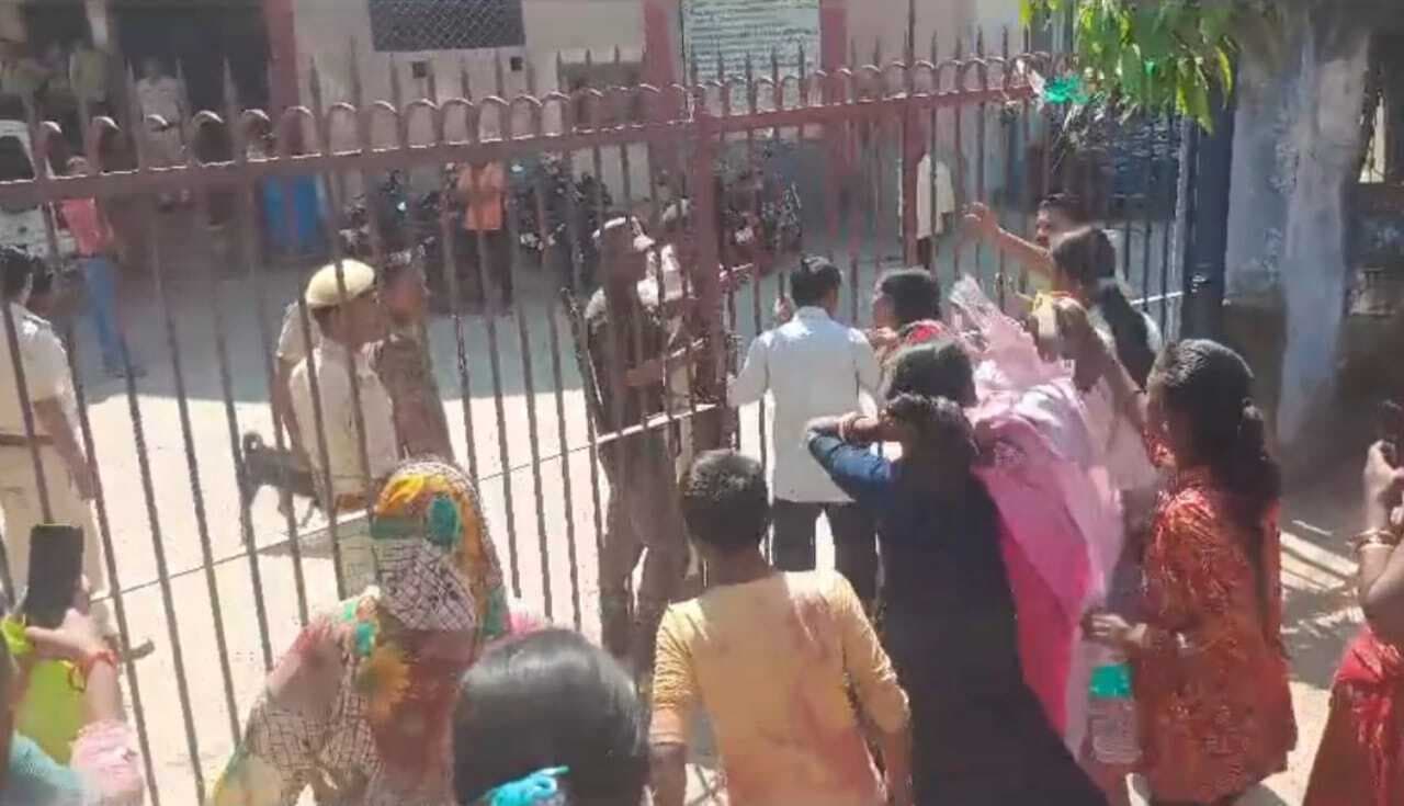 Gaya News : थाने के बाहर हंगामा, एएसआइ का पिस्टल छीनने का प्रयास