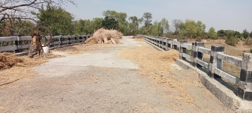 एप्रोच पथ नहीं बनने से ग्रामीणों को हो रही परेशानी