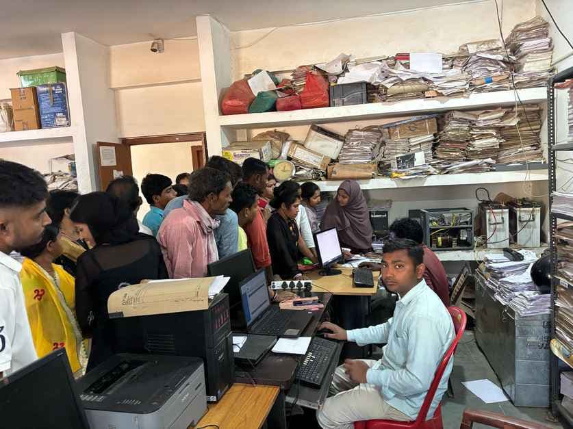 मंईयां सम्मान योजना की राशि खाते में नहीं पहुंचने पर महिलाओं ने जताया विरोध