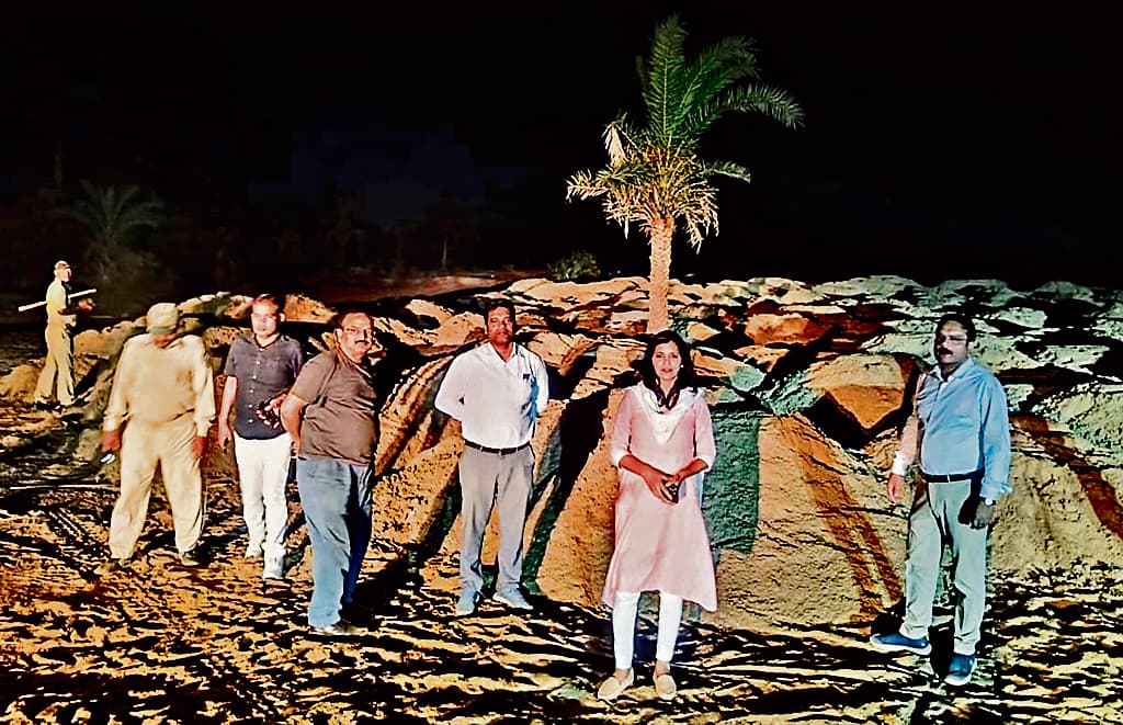 प्रशासन ने 200 ट्रैक्टर डंप बालू जब्त, एफआइआर का निर्देश