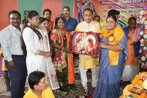 सात दिवसीय श्रीमद्भागवत कथा कार्यक्रम में पहुंचीं मंत्री दीपिका