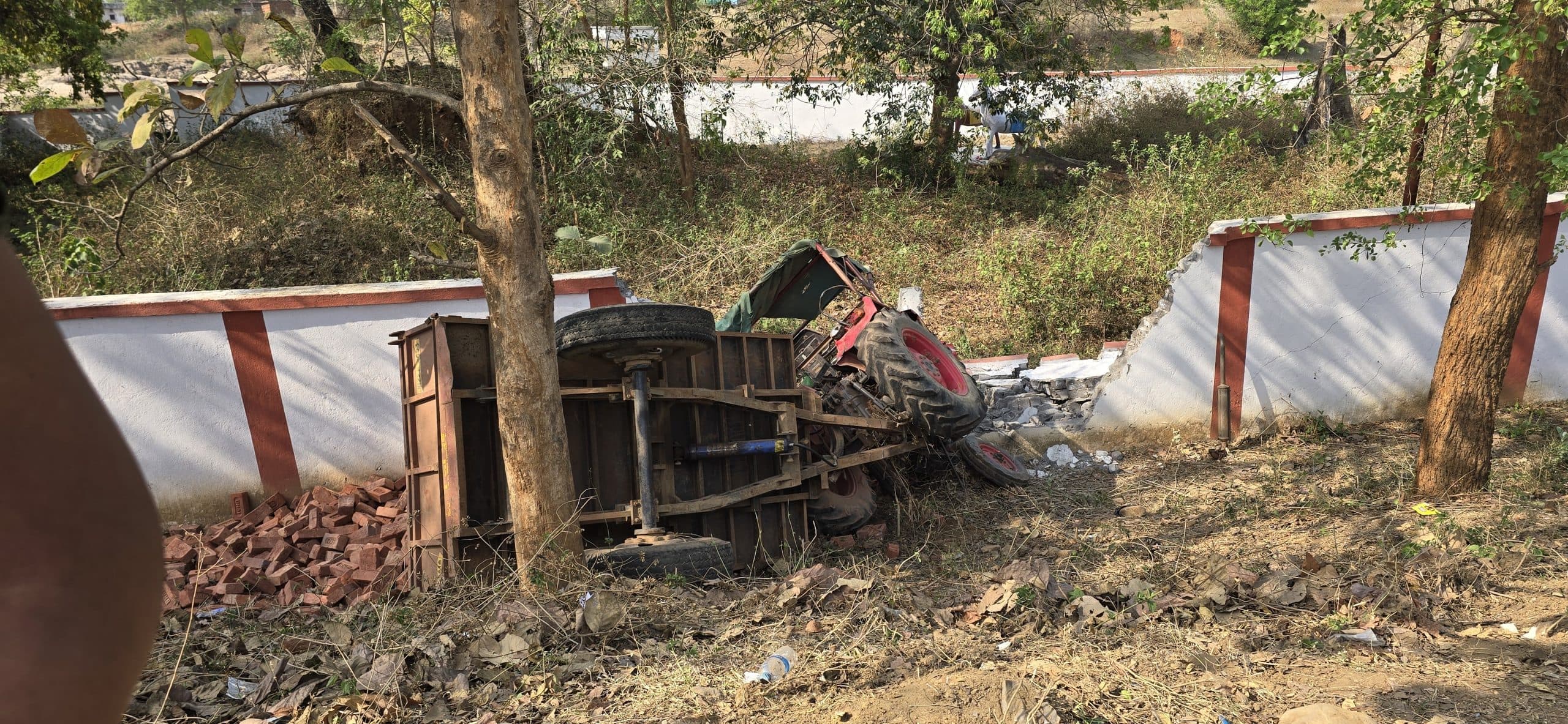 West Singhbhum news : तेज रफ्तार ईंट लदे ट्रैक्टर का स्टीयरिंग फेल, जाहेरथान की दीवार तोड़ी