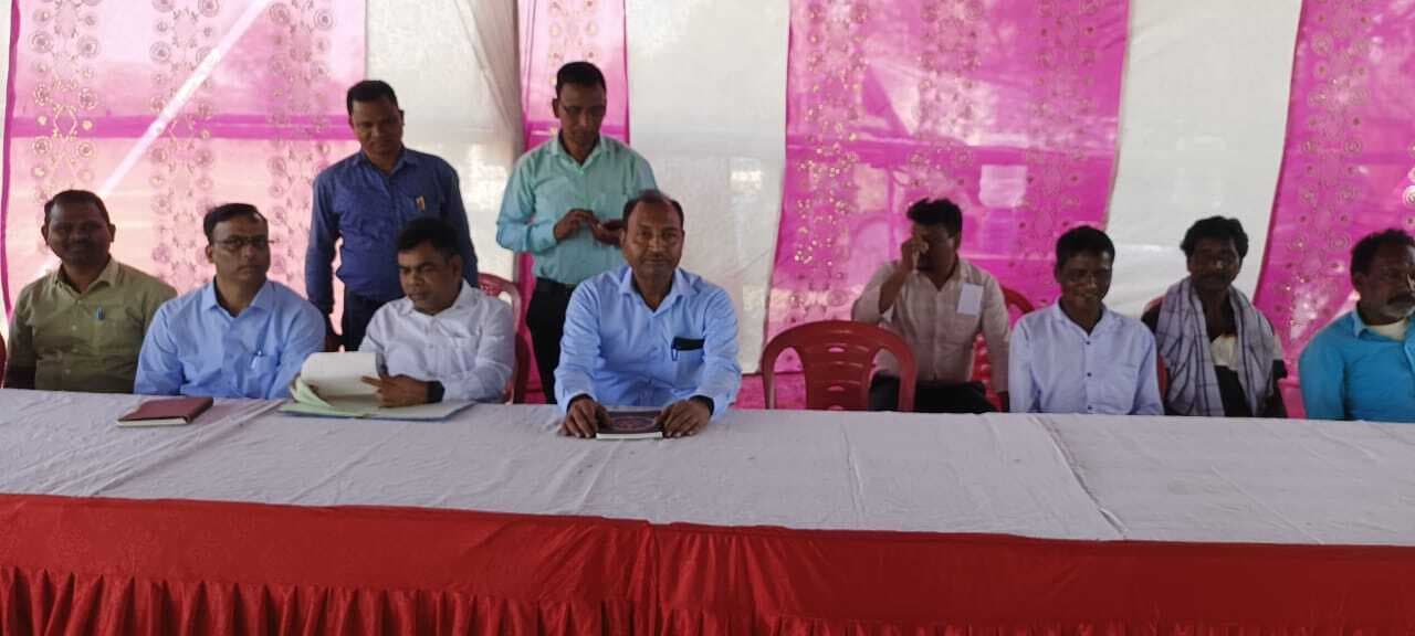 केंदाडीह माइंस के लीज नवीकरण को चापड़ी में ग्राम सभा हुई, ग्रामीणों ने स्थानीय को रोजगार व गांव में विकास कार्य की मांग रखी, प्रबंधन ने दिया आश्वासन