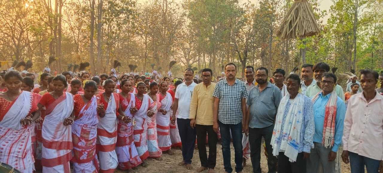 गुड़ाबांदा के तेतुलडांगा जाहेरथान में बाहा बोंगा, मांदर व धमसे की थाप पर झूमा आदिवासी समाज