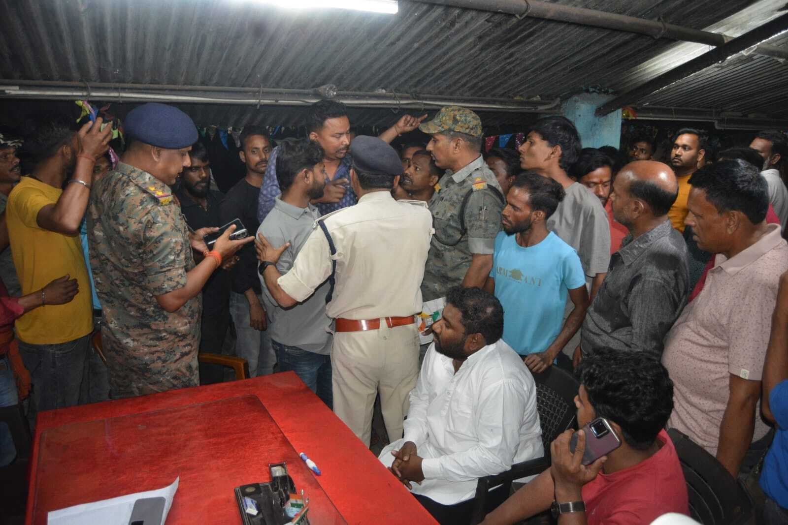 Dhanbad News : धर्म परिवर्तन के सवाल पर भिड़े दो पक्ष कई घायल, थाना में हंगामा, पुलिस चौकस