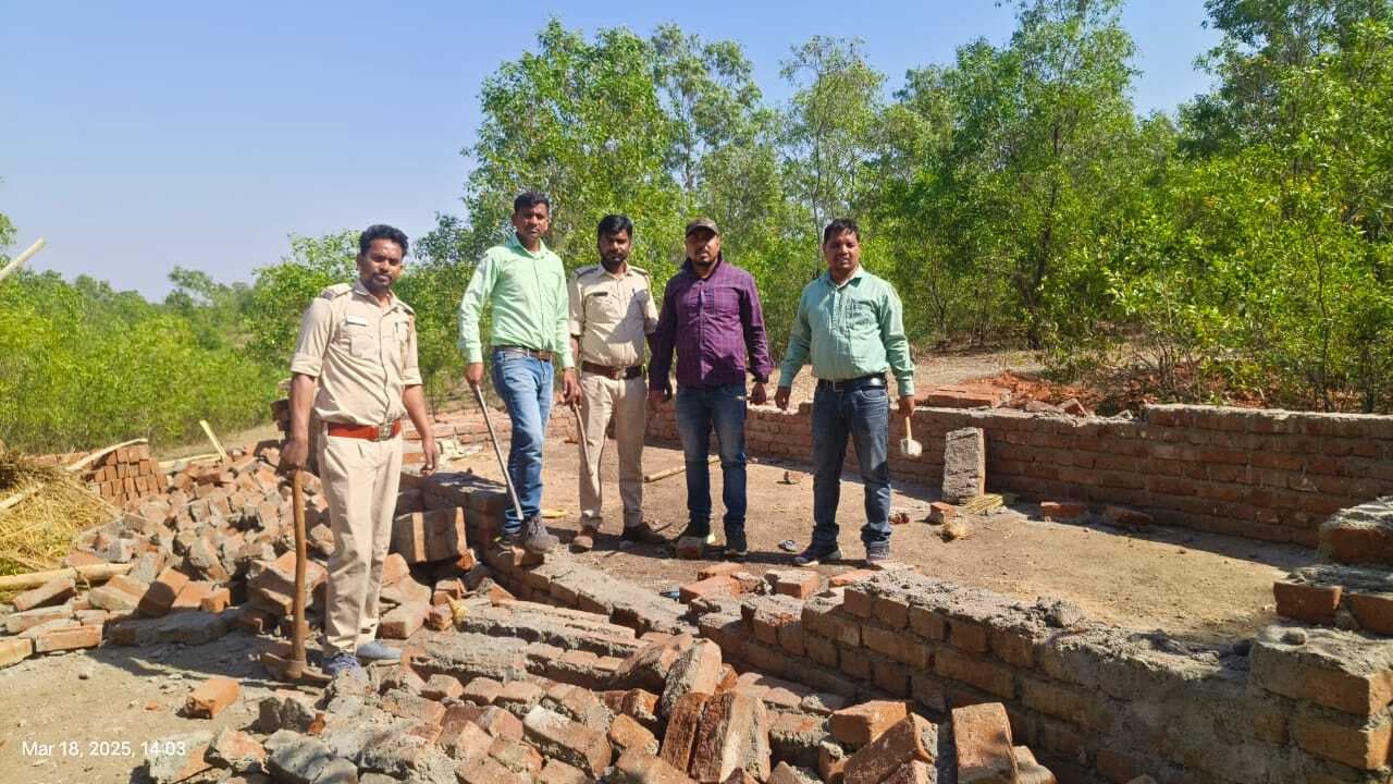 Giridih News: तिलैबोना जंगल में अवैध ढंग से बन रहे मकान पर चला बुलडोजर