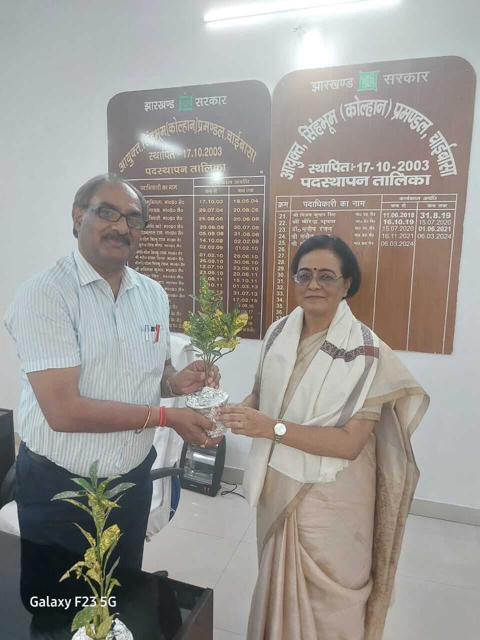 Chaibasa News : 23 माह के बाद केयू को मिला स्थायी कुलपति, डॉ अंजिला गुप्ता ने किया पदभार ग्रहण