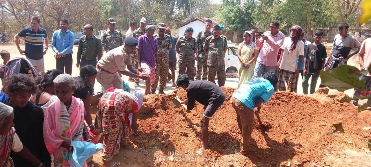 West Singhbhum News :जगन्नाथपुर में आदिवासी रिवाज से चारों बच्चों का हुआ अंतिम संस्कार, एसआइटी ने आठ ग्रामीणों से पूछताछ की