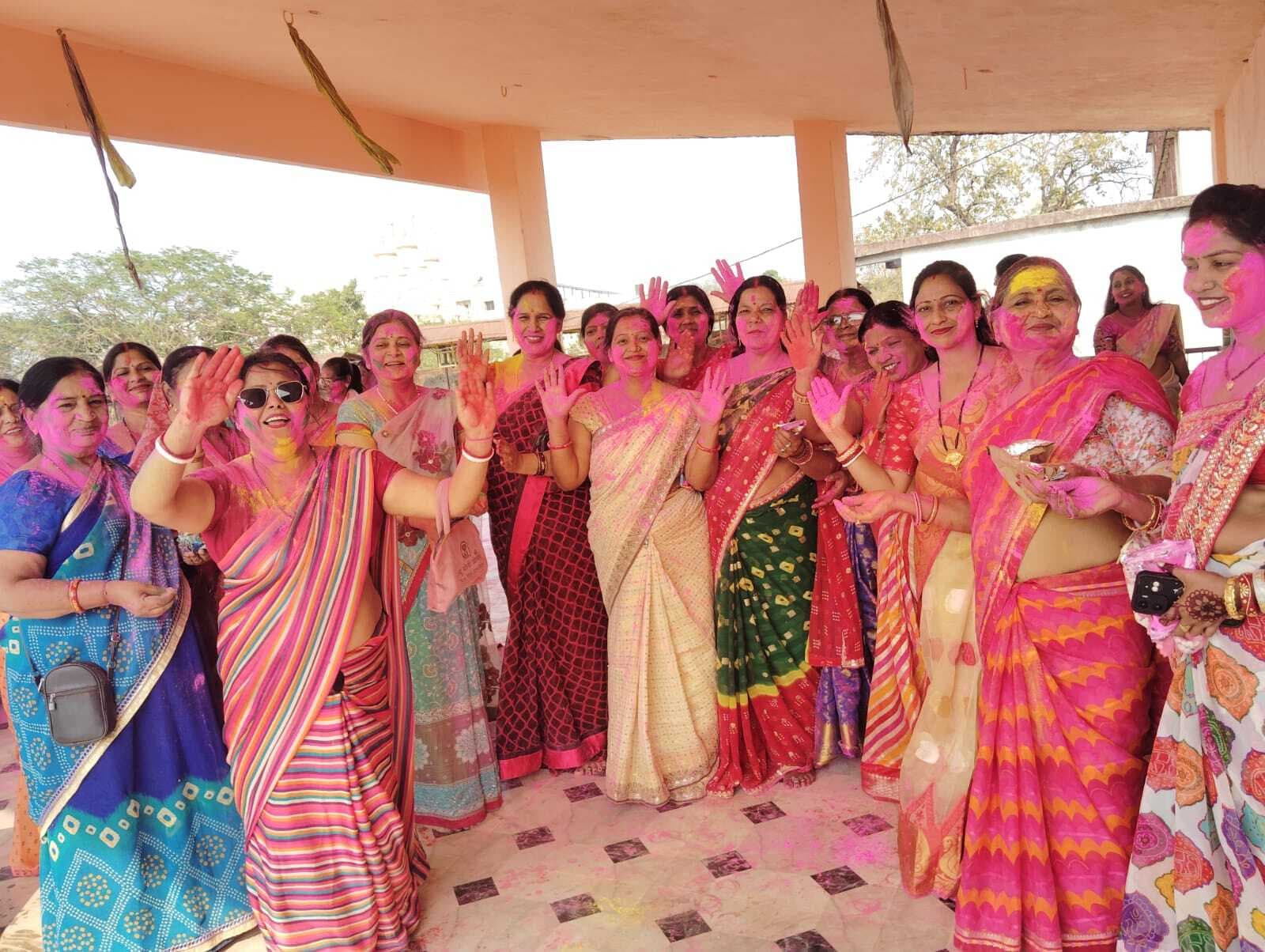 Giridih News: मधुबन महिला मंडल के सदस्यों ने किया होली मिलन समारोह