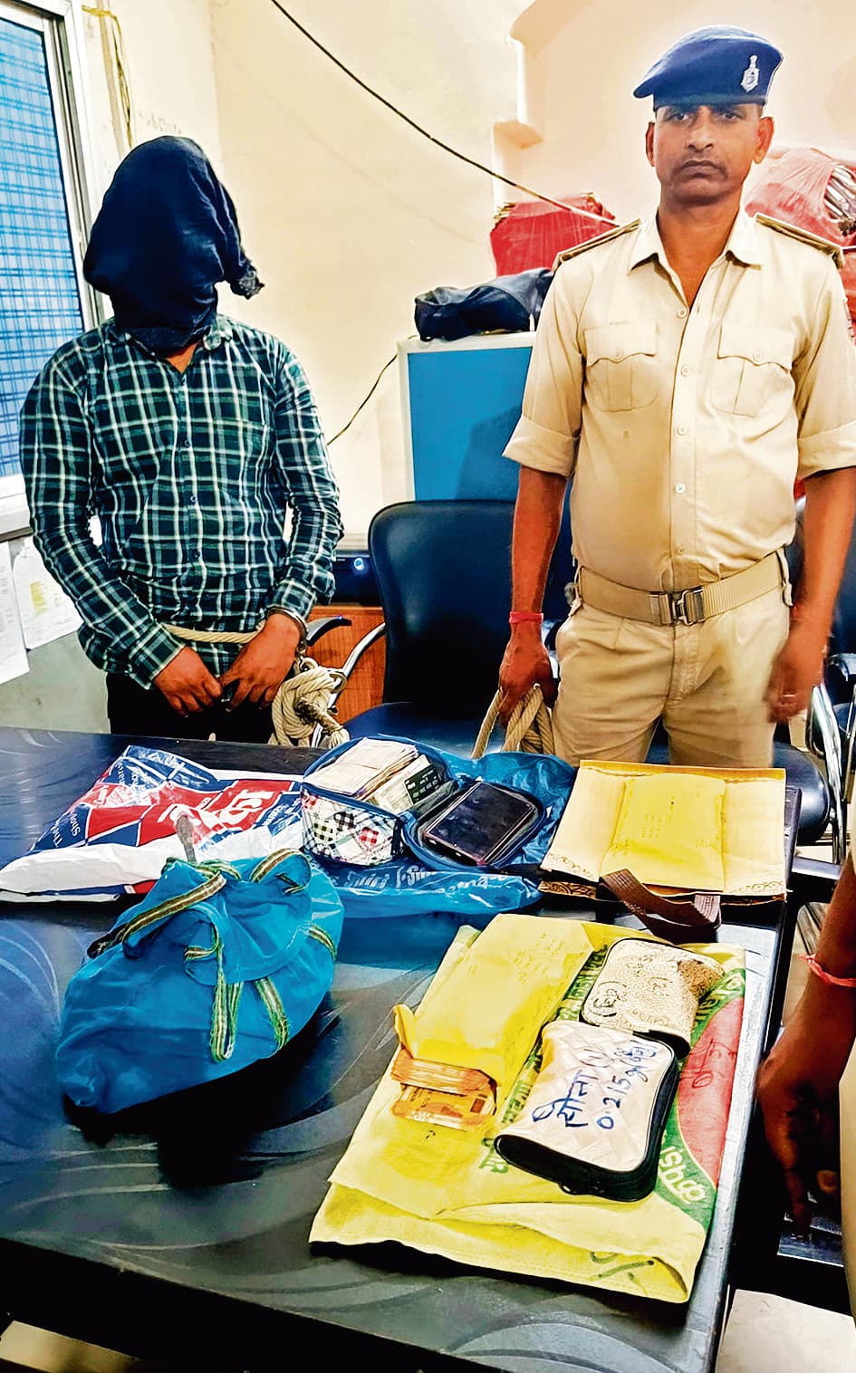 Patna News : हनुमान नगर के हरिदेव अपार्टमेंट के चार फ्लैटों में सात बदमाशों ने की थी चोरी, तीन गिरफ्तार