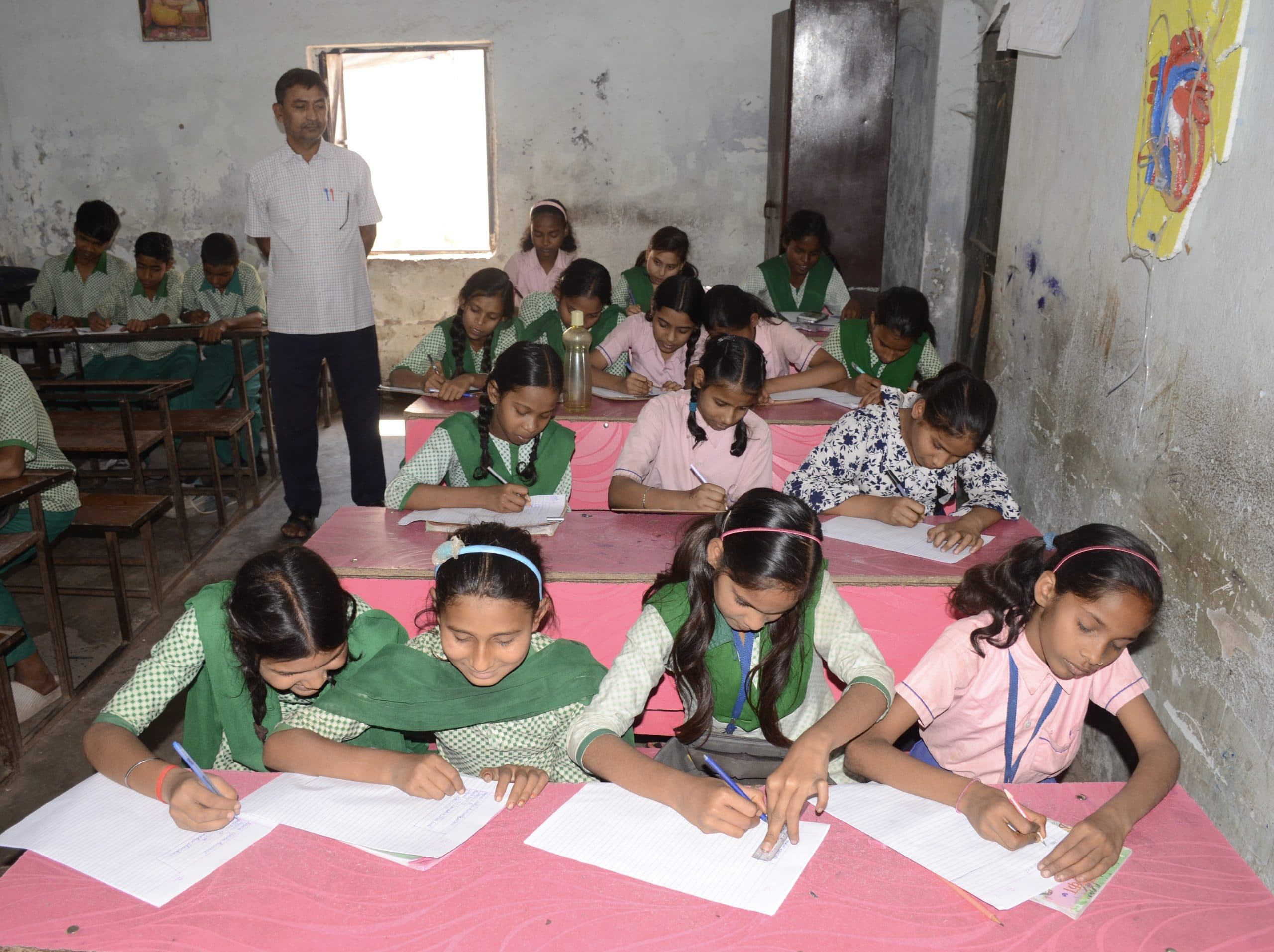 Dhanbad News : शिक्षकों ने करायी प्रश्नों की फोटो कॉपी, बाजार से खरीद कर दी कॉपी, तब शुरू हुई परीक्षा