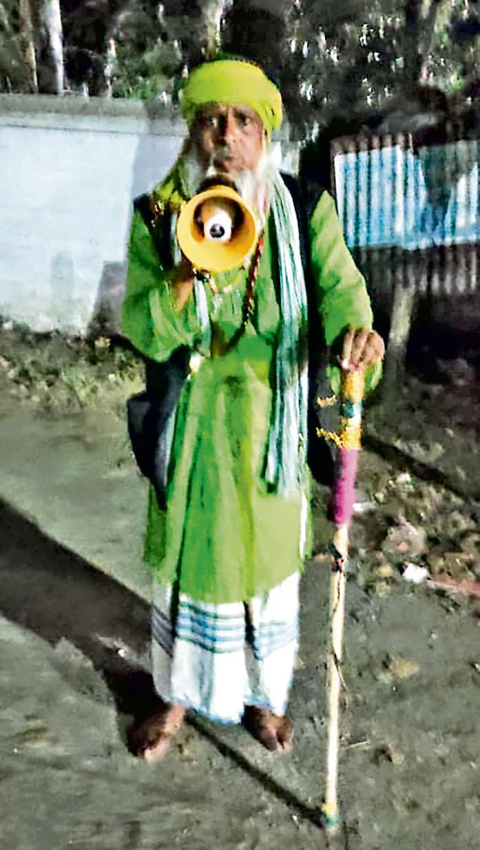 Dhanbad News :46 वर्षों से रोजेदारों को जगा रहे हैं शाह बाबा, रात एक बजे से गूंजती है आवाज ...जाग जाओ सेहरी का वक्त हो चला है