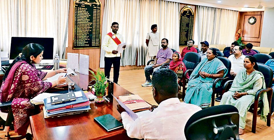 Dhanbad News : मुनीडीह की वृद्धा ने लगायी खरीदी गयी जमीन पर दखल दिलाने की गुहार