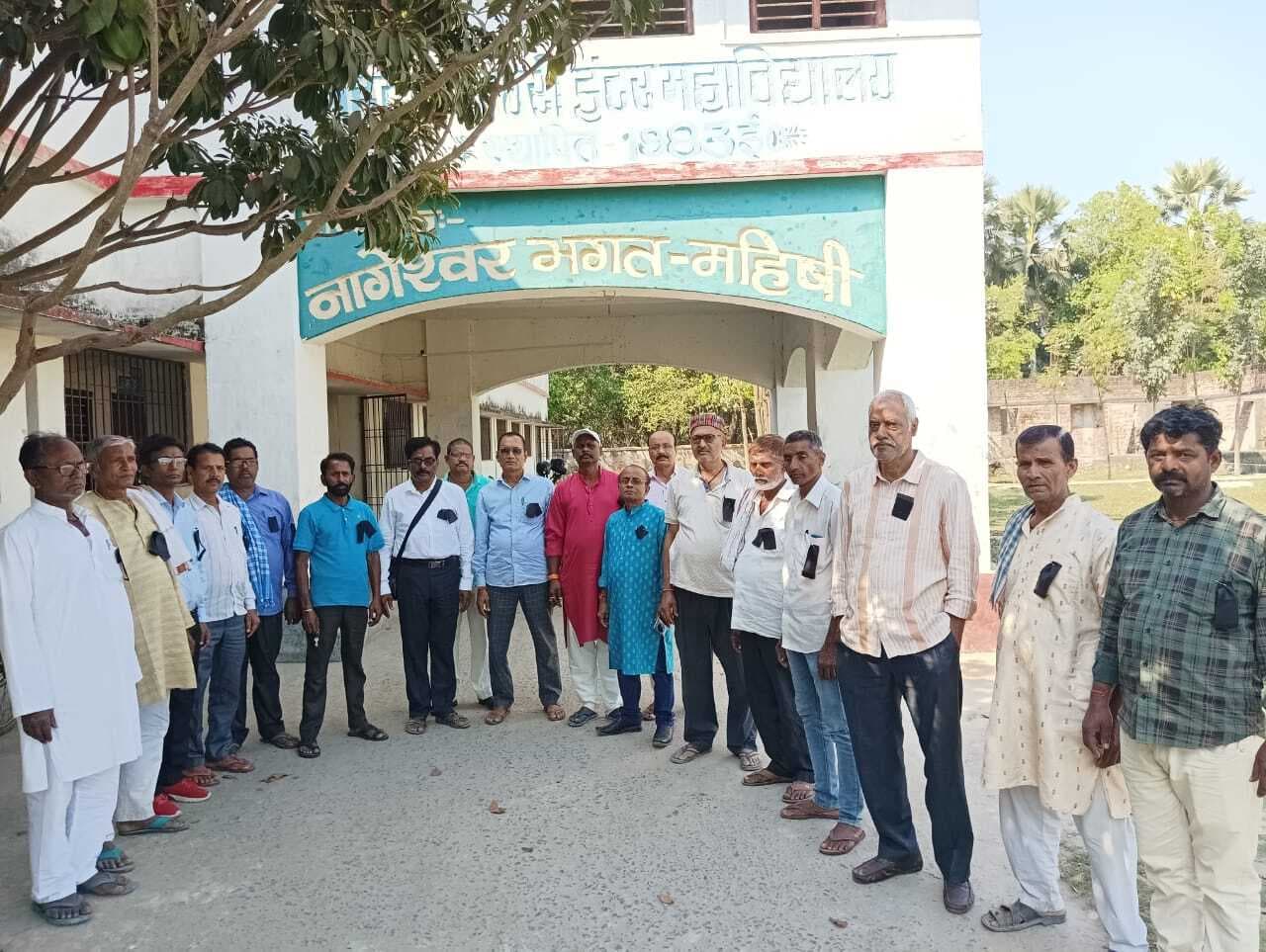 वित्त रहित महाविद्यालय कर्मियों ने काला बिल्ला लगा किया कार्य निष्पादन