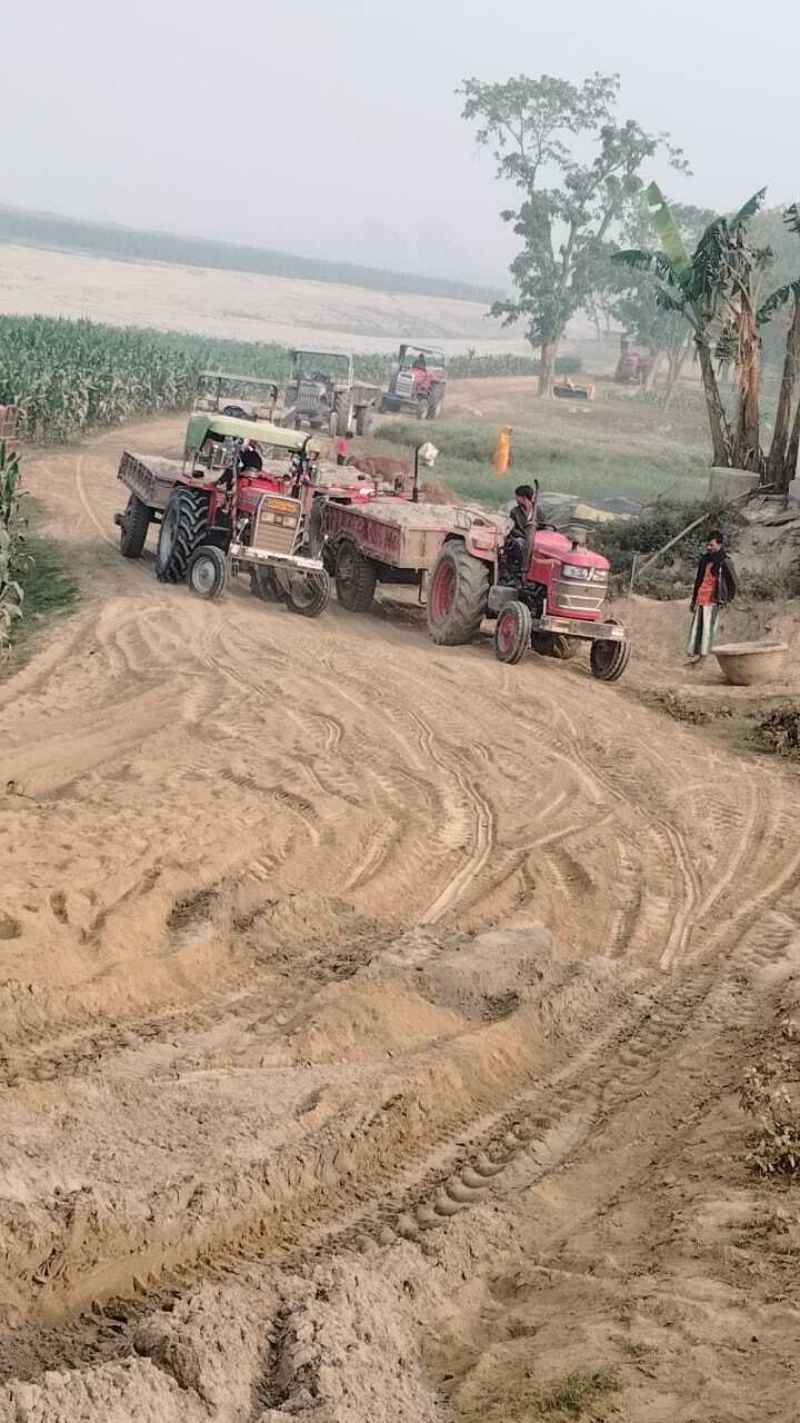 तटबंध किनारे अवैध खनन के खिलाफ विरोध प्रदर्शन