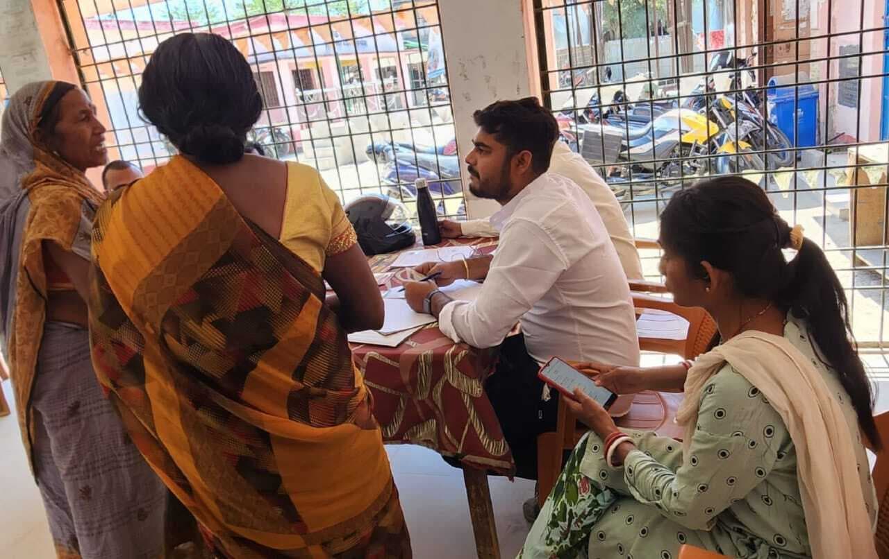 प्रचार प्रसार की कमी के बीच प्रखंड मुख्यालय में लगाया गया शिविर